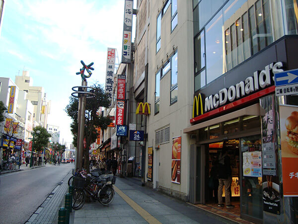 右側にマクドナルド