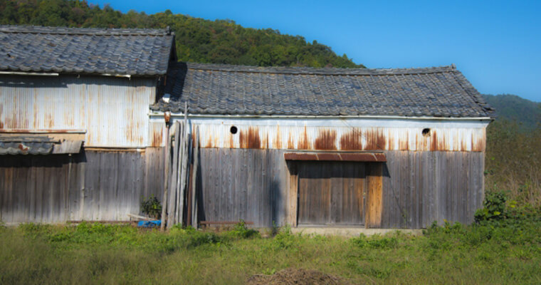 広い土地の一部にある小屋